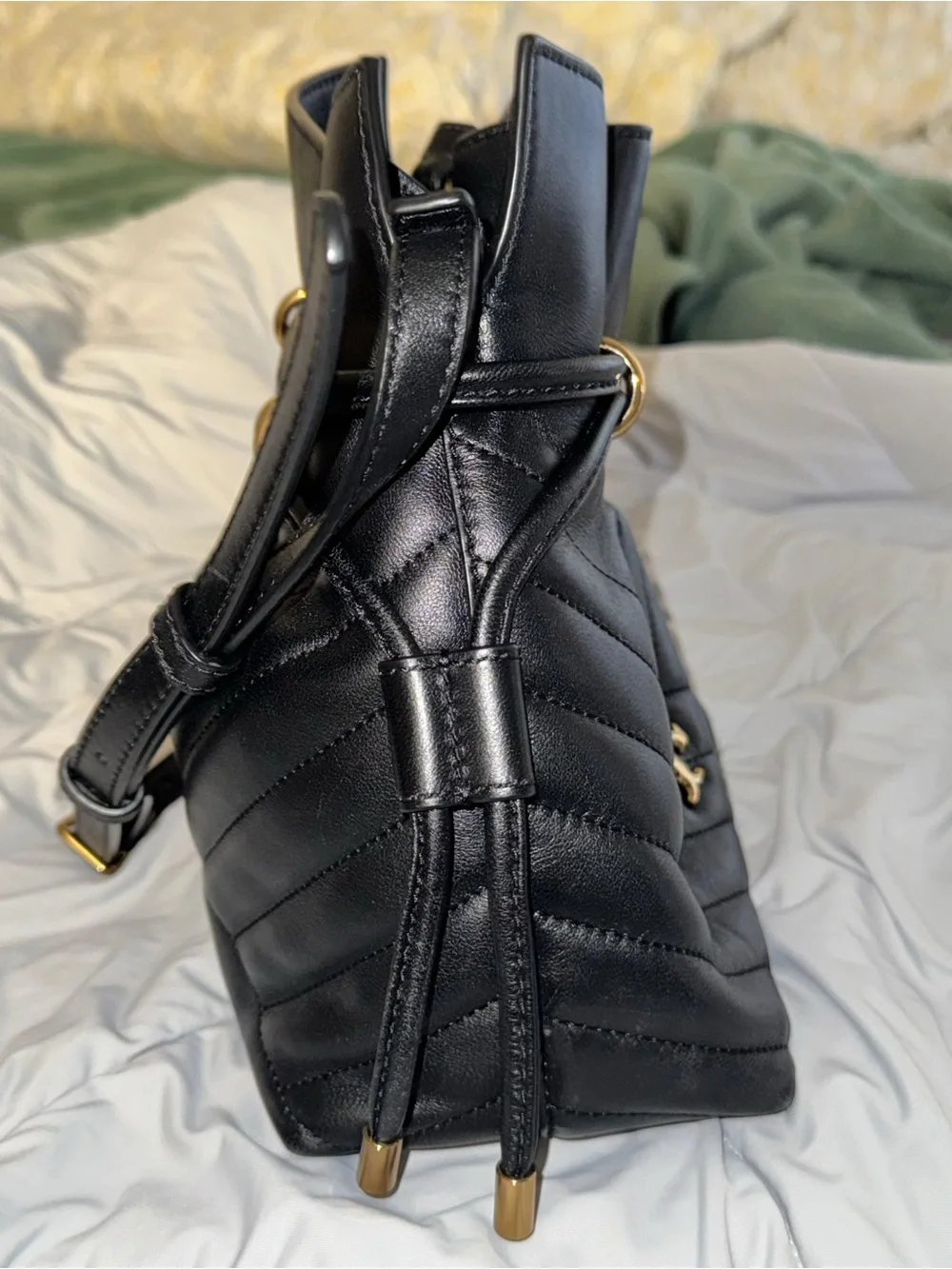 Tory Burch Kira Chevron Mini Bucket Bag in Black with brushed-gold hardware. 🖤